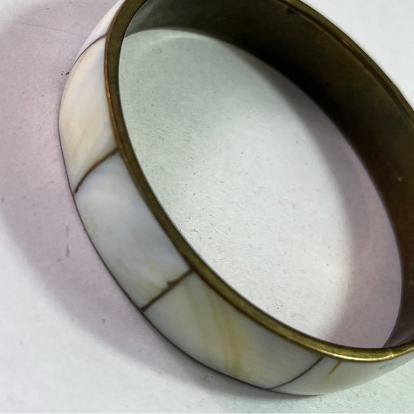 Vintage Brass Bangle with Mother Of Pearl Abalone Inlay Beachy Mermaid Coastal - Picture 3 of 5